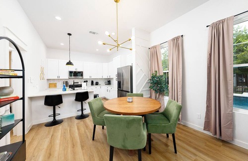 Oak Park - Northwood House | Luxury 2-bedroom Pool House in San Antonio