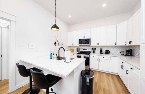 Oak Park - Northwood House | Luxury 2-bedroom Pool House in San Antonio