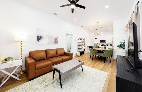 Oak Park - Northwood House | Luxury 2-bedroom Pool House in San Antonio