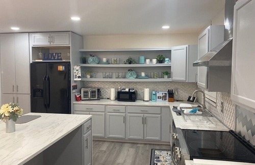 North Miami House | Serene 2-bedroom house with AC in North Miami