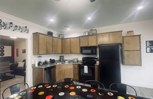 Eufaula Condo | Lakeside Vinyls & Vibes