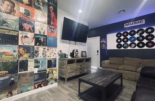Eufaula Condo | Lakeside Vinyls & Vibes