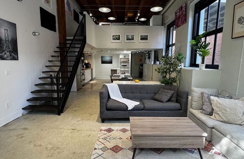 Gastown Apartment | Spacious Heritage Loft in the Heart of Gastown (Pet Friendly!)