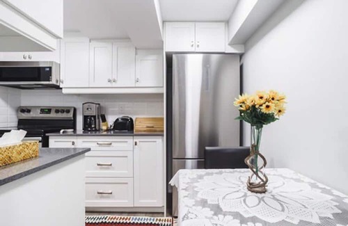 Rockcliffe - Smythe House | Cozy Toronto Private Apartment