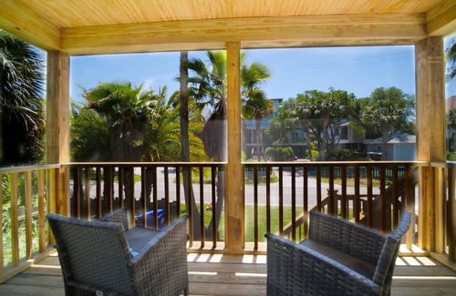 Folly Beach House | Three Little Birds! Porch + walk to the beach!