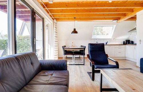 Zwiggelte House | Nightingale I Holiday Home with Lovely Garden