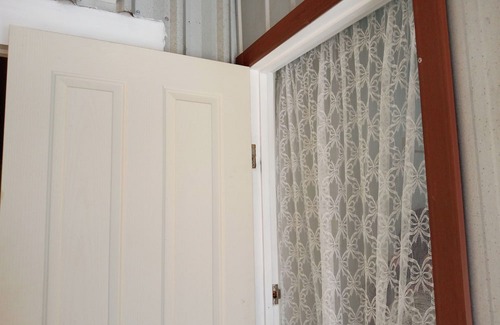 Kennington Cabin | Cozy sleep out with one full bathroom unit, free wi-fi