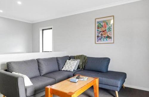 Curlewis Villa | The Shore- Modern family getaway, aircon, beaches, sleeps 10, parking for boat, aircon, adventure park close, wineries close