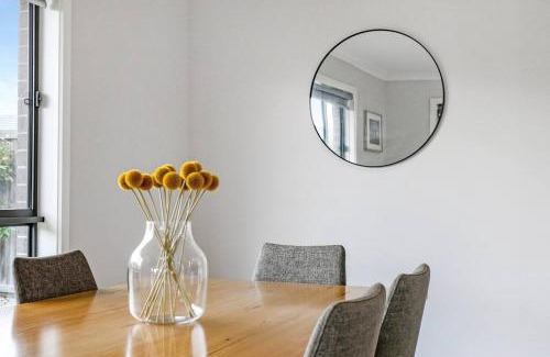 Curlewis Villa | The Shore- Modern family getaway, aircon, beaches, sleeps 10, parking for boat, aircon, adventure park close, wineries close