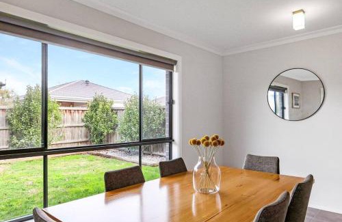 Curlewis Villa | The Shore- Modern family getaway, aircon, beaches, sleeps 10, parking for boat, aircon, adventure park close, wineries close