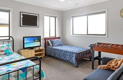 Curlewis Villa | The Shore- Modern family getaway, aircon, beaches, sleeps 10, parking for boat, aircon, adventure park close, wineries close