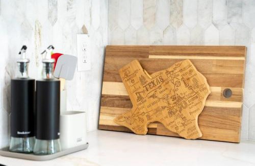 Eastside Promise Neighborhood Apartment | Clover House - Classy and Fully Renovated 3bdr