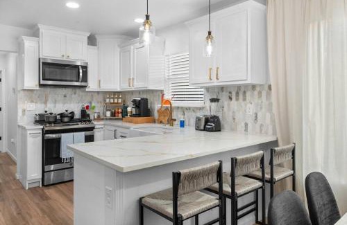 Eastside Promise Neighborhood Apartment | Clover House - Classy and Fully Renovated 3bdr