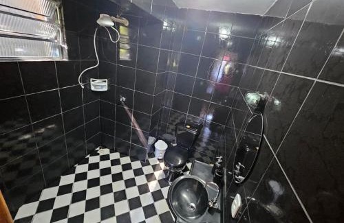 Quitandinha House | Suíte privativativa entrada independente com garagem
