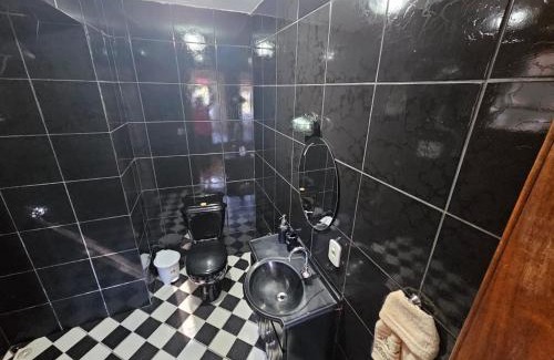 Quitandinha House | Suíte privativativa entrada independente com garagem