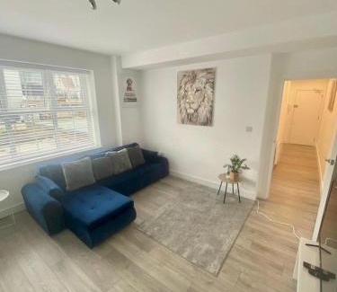 Burnt Oak Apartment | Stylish northwest flat