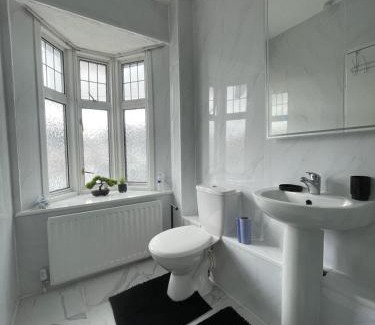 Mayfield House | COZY Private Ensuite Deluxe Double Room