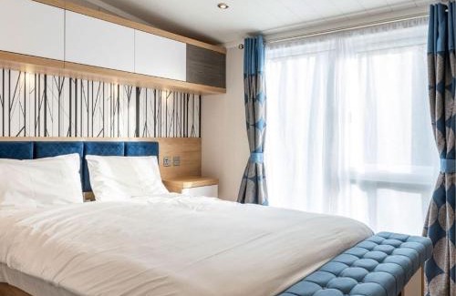 Wells-next-the-Sea Cabin | Pinewoods Saltmarsh Lodge no.1 sleeps 7 – no dogs