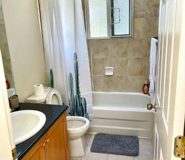 Kitsilano House | Kitsilano single room shared bathroom