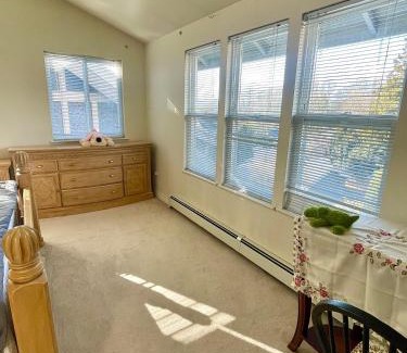 Kitsilano House | Kitsilano single room shared bathroom