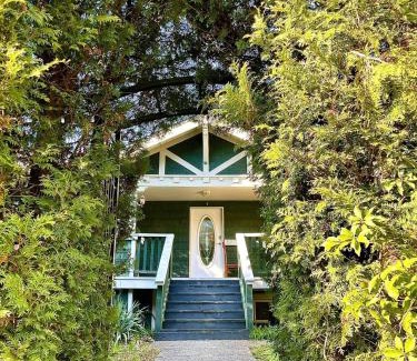 Kitsilano House | Kitsilano single room shared bathroom