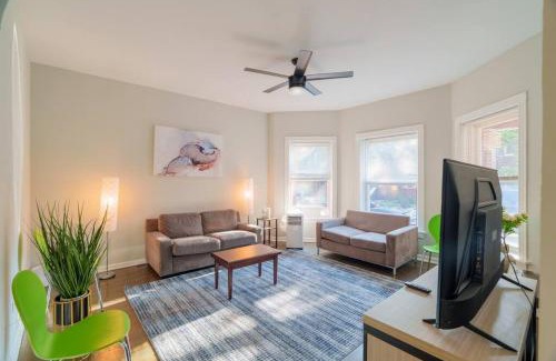 Woodlawn Apartment | Spacious 4BR Retreat in Vibrant Woodlawn Near UChi