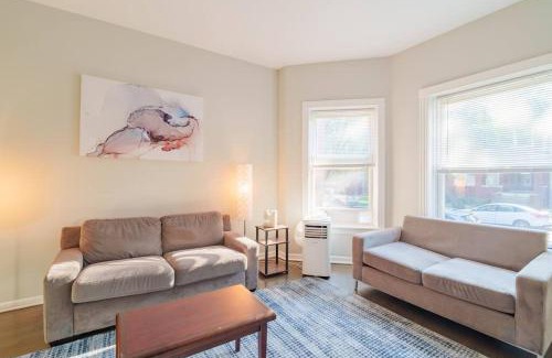 Woodlawn Apartment | Spacious 4BR Retreat in Vibrant Woodlawn Near UChi