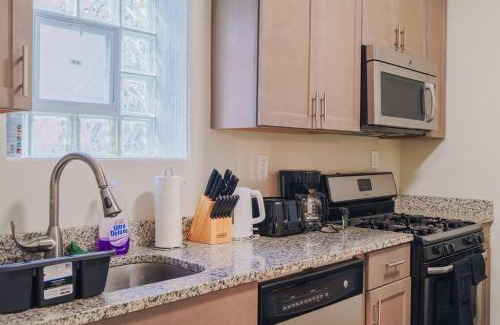 Woodlawn Apartment | Spacious 4BR Retreat in Vibrant Woodlawn Near UChi