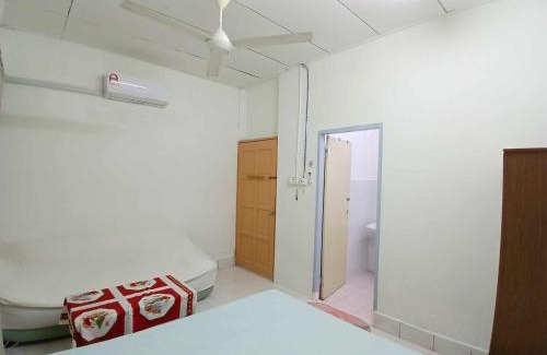 Kota Kinabalu House | Sainah's Master Room