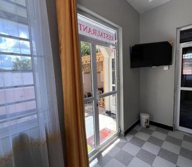 Mbezi Hotel | Palm View Lodge Kinyerezi