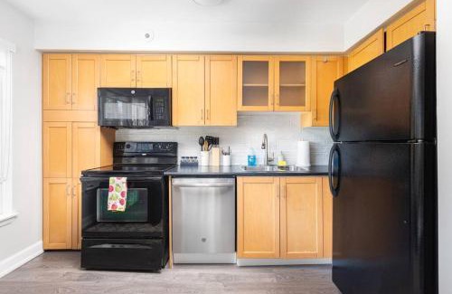 King West Village Apartment | Private Cozy 1BR Home Liberty Village - Sleeps 3!