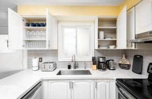 Mavis-Erindale Apartment | Central 4 Bed Room Home by GO Station and Sq One!