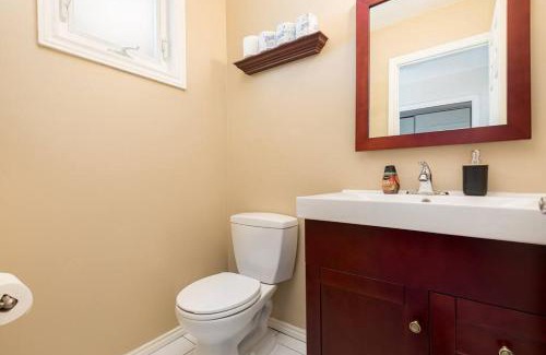 Mavis-Erindale Apartment | Central 4 Bed Room Home by GO Station and Sq One!