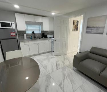 Sailboat Bend Apartment | Updated Downtown apartments
