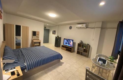 Kathu Apartment | 84 Bar & Guest House Room 1