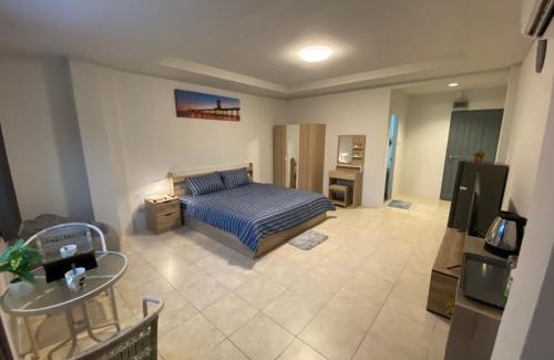 Kathu Apartment | 84 Bar & Guest House Room 1