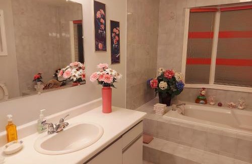 Erin Mills House | Beautiful & Spacious Bedroom Private Bathroom