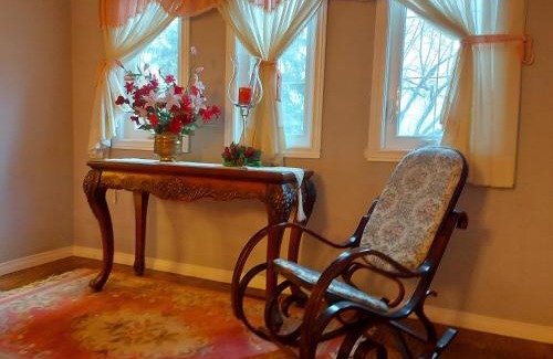 Erin Mills House | Beautiful & Spacious Bedroom Private Bathroom