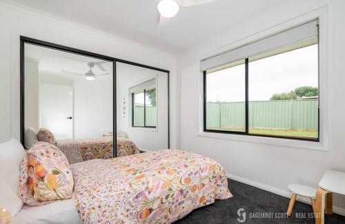 Shepparton South House | Shepparton Escape: Chic 3BR near Lake