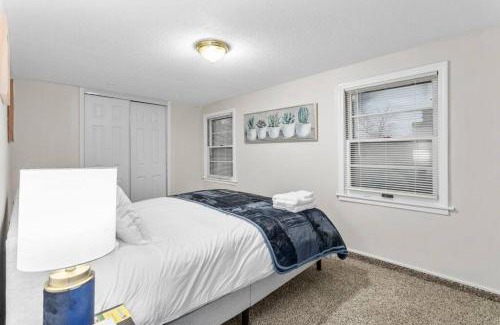 Rosedale House | Spacious 4BR - Close to KU, Westport, Plaza