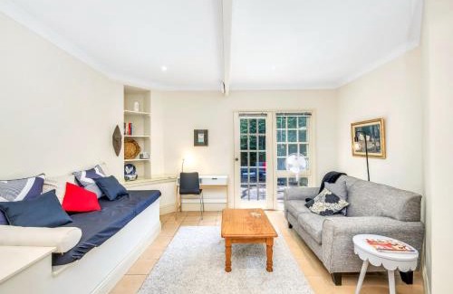Kirribilli House | Large 1-bed ground floor apartment in Kirribilli