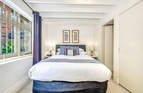 Kirribilli House | Large 1-bed ground floor apartment in Kirribilli