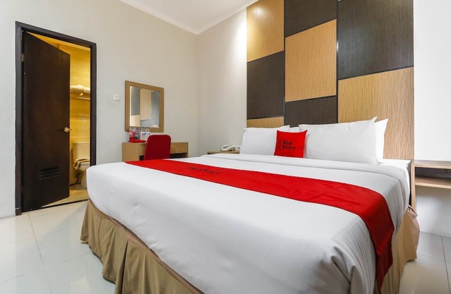 RedDoorz Plus Near Pantai Losari
