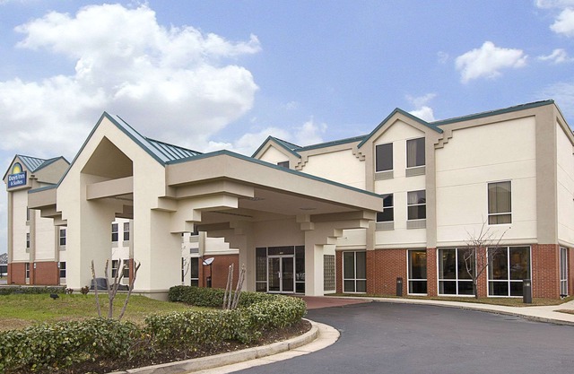 Days Inn & Suites by Wyndham Ridgeland
