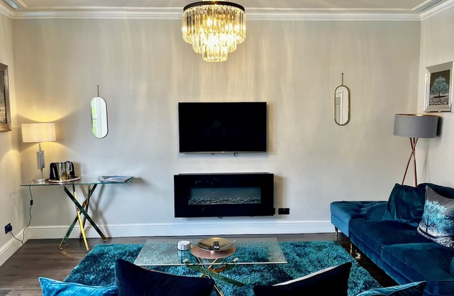 The Mews Boutique Apartments - 5* Luxury Family Apartments, 5 min from the Lake.