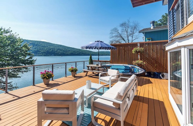 Spacious and modern lakefront home 1 hour from NYC