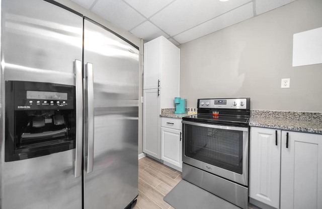 Beautiful downstairs unit near six flags