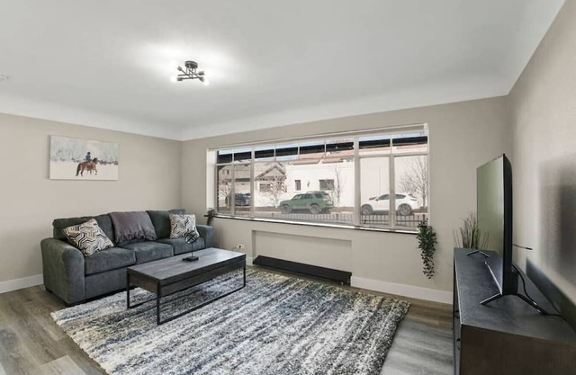Contemporary Cherry Creek Apt w/1 Queen