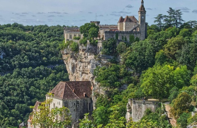 Holiday Home with a terrace near river Lot