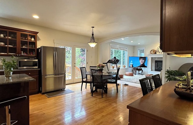 Spacious 5-bedroom house in fantastic Central Locality in Bellevue.